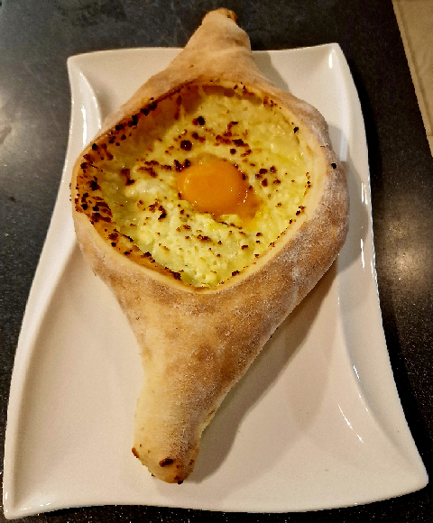 Khachapuri Acharuli im Restaurant Alaverdi