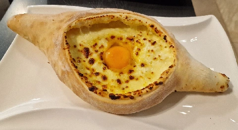 Khachapuri Acharuli im Restaurant Alaverdi