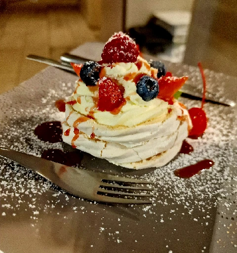 Ana Pavlova mit Beeren im Restaurant Alaverdi