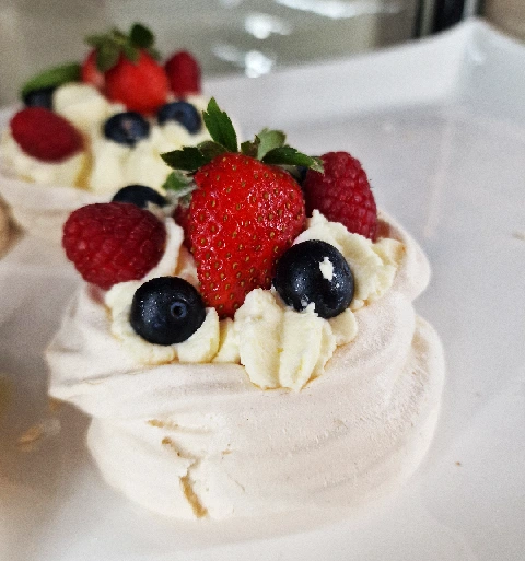 Ana Pavlova mit Beeren im Restaurant Alaverdi