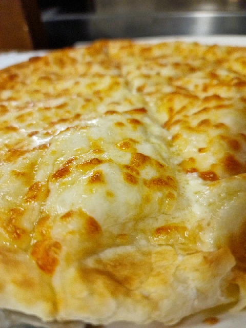 Khachapuri Megruli im Restaurant Alaverdi