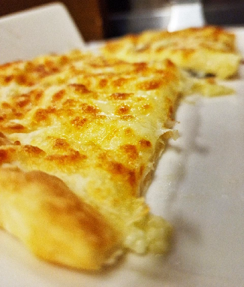 Khachapuri Megruli im Restaurant Alaverdi